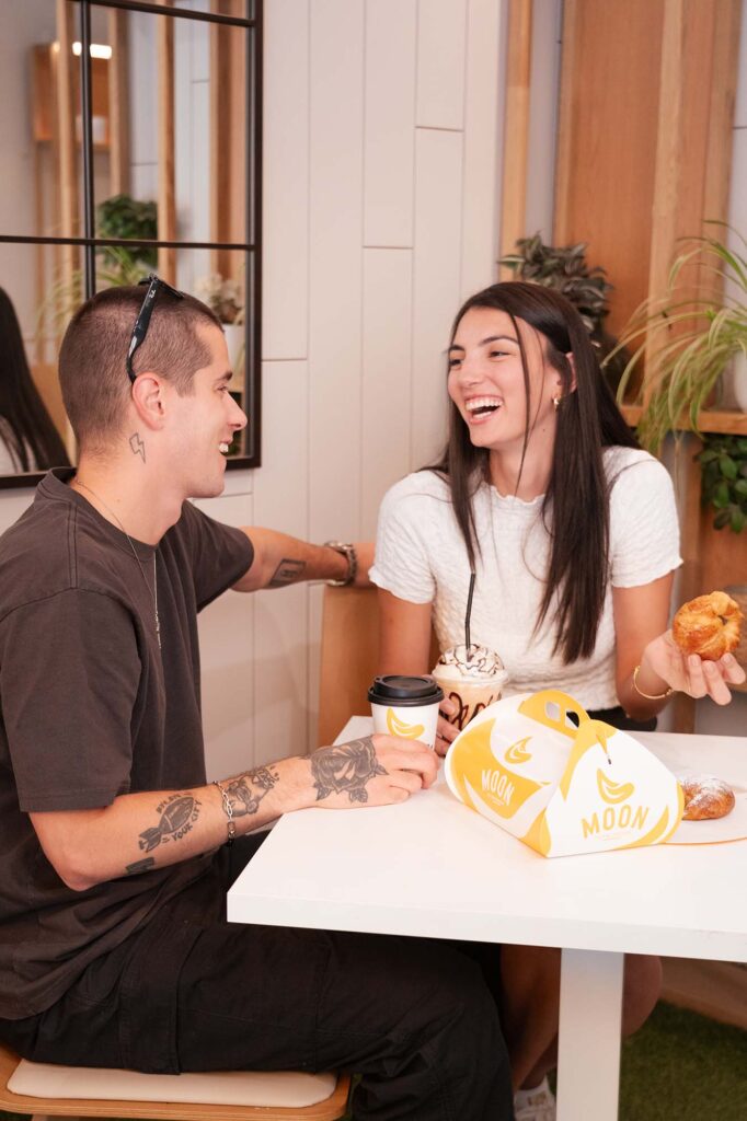 moon 8 Moon fotografía publicitaria pare redes sociales para bebidas y snacks en España realizado por una productora audiovisual