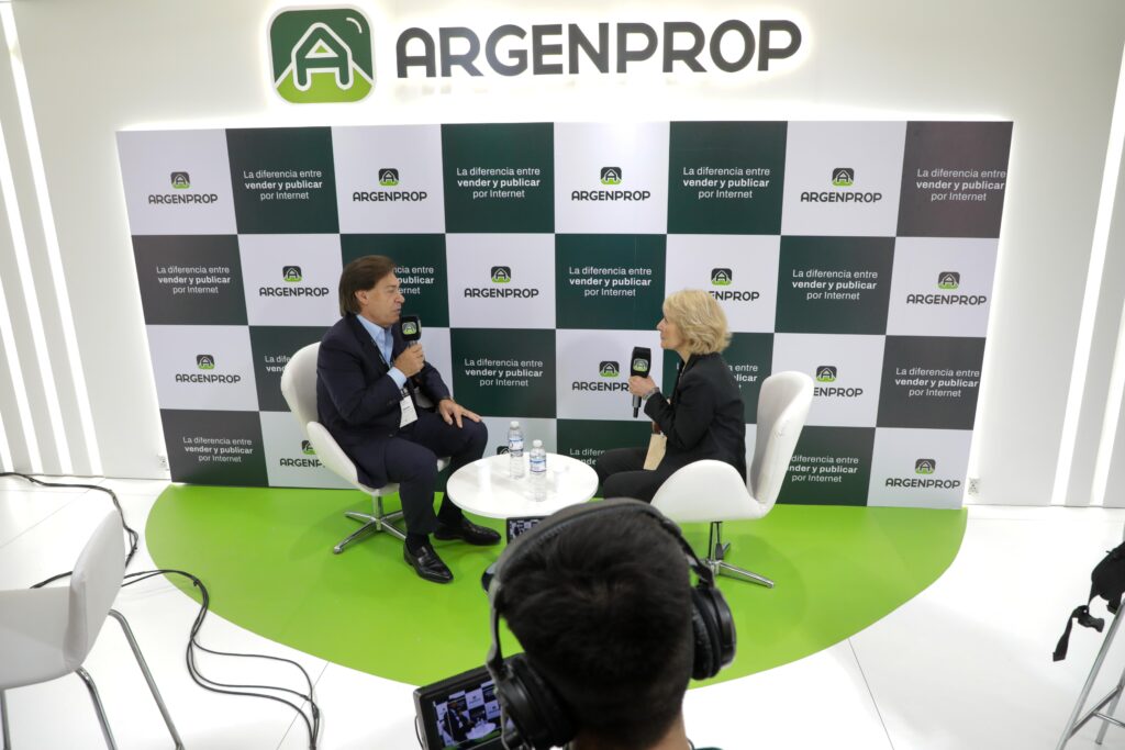 Argenoprop en el evento de Expo Real Estate Argentina 2024 en el Hilton con participación de un stand con cobertura de evento Argenoprop en el evento de Expo Real Estate Argentina 2024 en el Hilton con participación de un stand con cobertura de evento