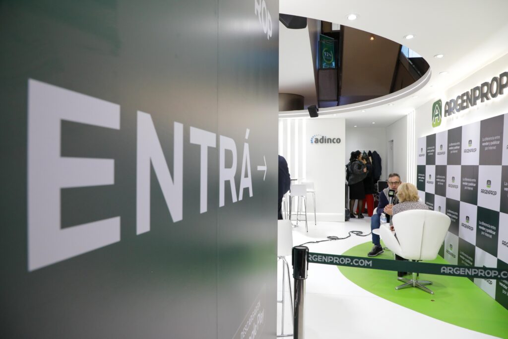Argenoprop en el evento de Expo Real Estate Argentina 2024 en el Hilton con participación de un stand con cobertura de evento Argenoprop en el evento de Expo Real Estate Argentina 2024 en el Hilton con participación de un stand con cobertura de evento