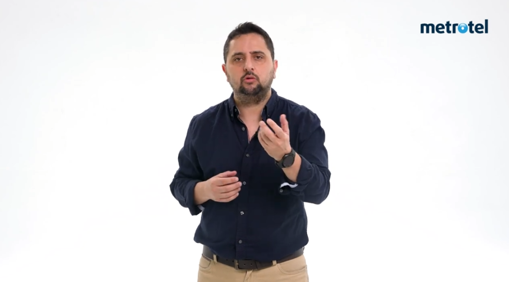 Video explicativo animado sobre servicios de metrotel que combina palabras de expertos con temas de telecomunicaciones Video explicativo animado sobre servicios de metrotel que combina palabras de expertos con temas de telecomunicaciones