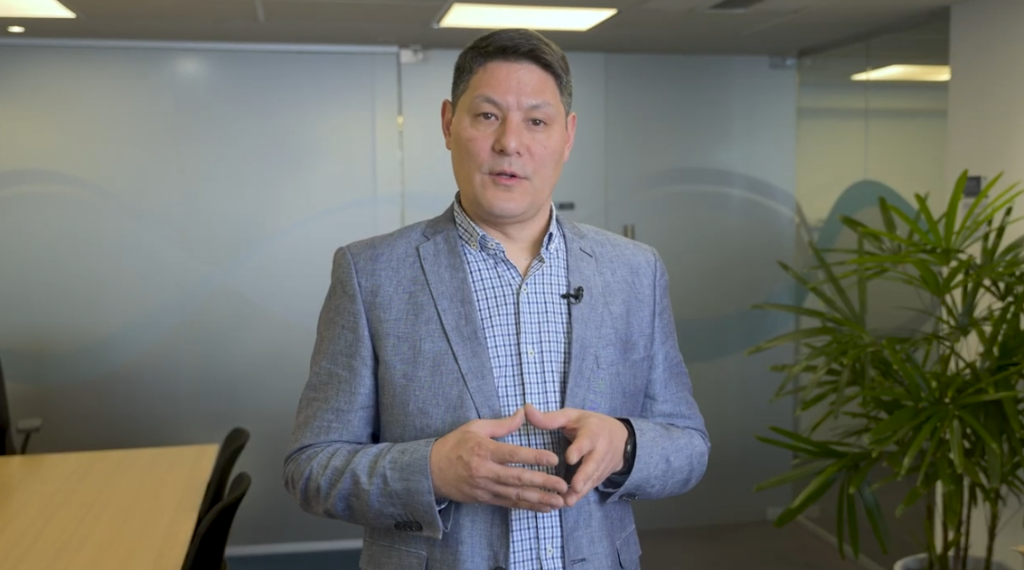 Diego Najamura Gerente de tecnología de efectivo SI, siendo entrevistado como un testimonial para la empresa Metrotel