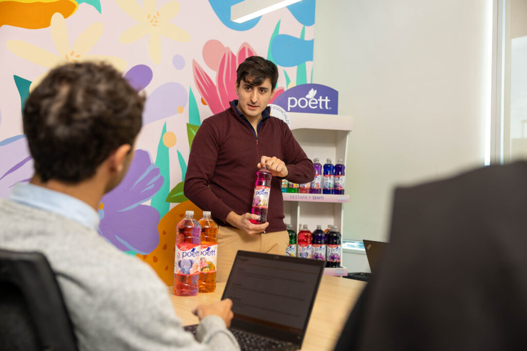 Fotografía profesional en las oficinas de Grupo Ayudin para marca Poett Fotografía profesional en las oficinas de Grupo Ayudin para marca Poett