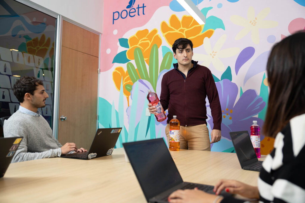 Fotografía profesional en las oficinas de Grupo Ayudin para marca Poett Fotografía profesional en las oficinas de Grupo Ayudin para marca Poett