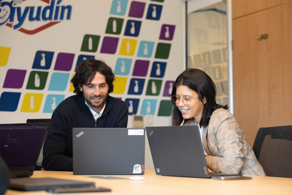 Oficinas comerciales de Grupo Ayudin fotografía comercial para el sitio web realizado por agencia de Marketing Digital Profesional Oficinas comerciales de Grupo Ayudin fotografía comercial para el sitio web realizado por agencia de Marketing Digital Profesional