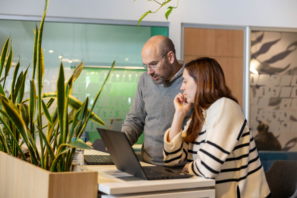 Oficinas comerciales de Grupo Ayudin fotografía comercial para el sitio web realizado por agencia de Marketing Digital Profesional Oficinas comerciales de Grupo Ayudin fotografía comercial para el sitio web realizado por agencia de Marketing Digital Profesional