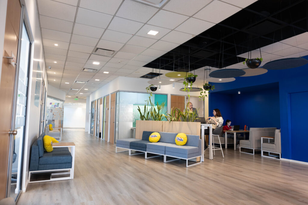 Oficinas comerciales de Grupo Ayudin fotografía comercial para el sitio web realizado por agencia de Marketing Digital Profesional Oficinas comerciales de Grupo Ayudin fotografía comercial para el sitio web realizado por agencia de Marketing Digital Profesional