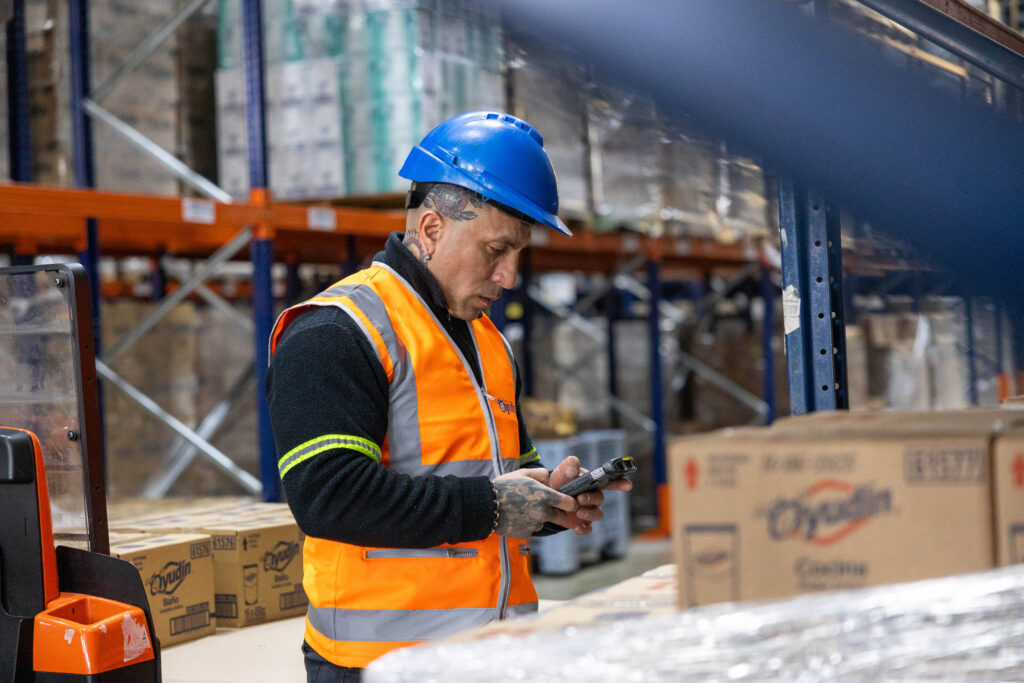 Personal en Bodega del Grupo Ayudin retratados por equipo profesional de fotografos Personal en Bodega del Grupo Ayudin retratados por equipo profesional de fotografos