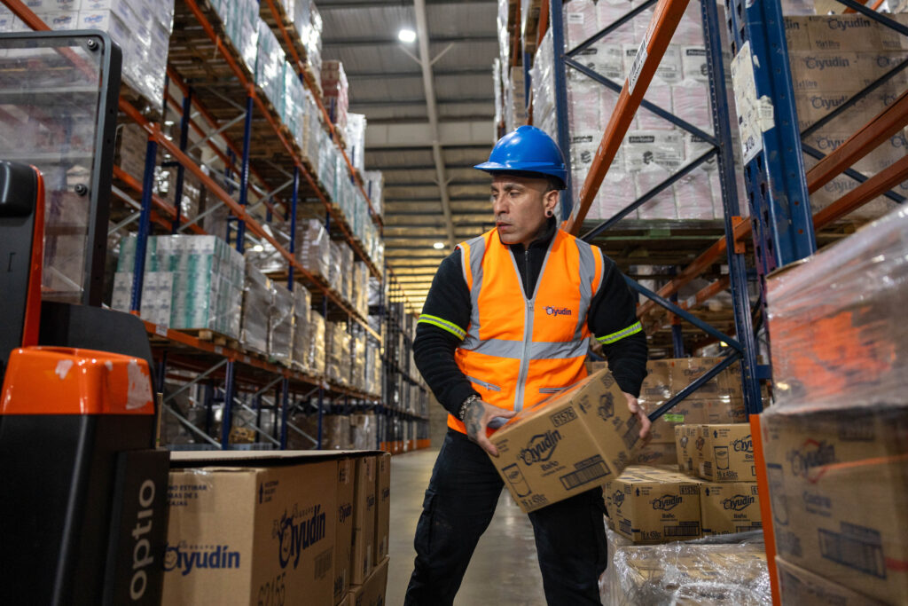 Personal en Bodega del Grupo Ayudin retratados por equipo profesional de fotografos Personal en Bodega del Grupo Ayudin retratados por equipo profesional de fotografos