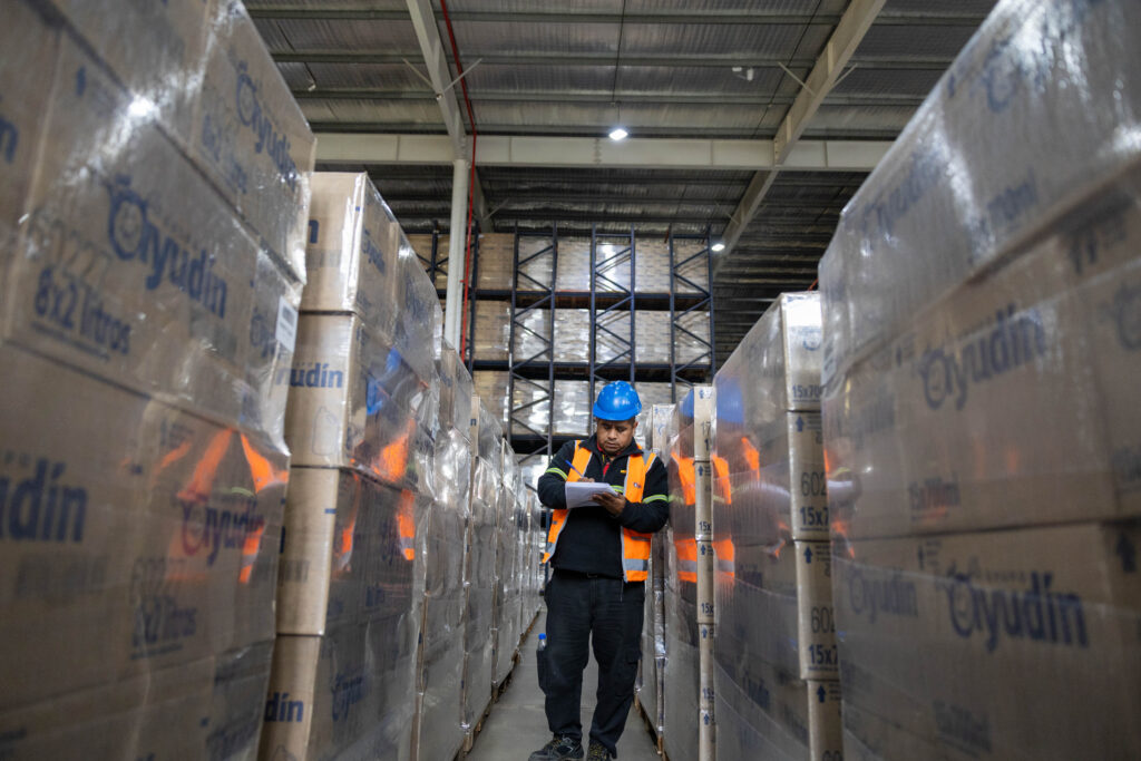 Personal en Bodega del Grupo Ayudin retratados por equipo profesional de fotografos Personal en Bodega del Grupo Ayudin retratados por equipo profesional de fotografos