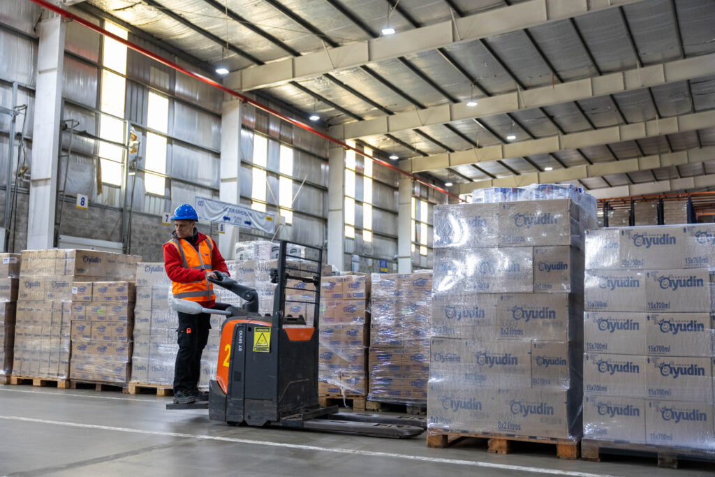 Personal en Bodega del Grupo Ayudin retratados por equipo profesional de fotografos Personal en Bodega del Grupo Ayudin retratados por equipo profesional de fotografos