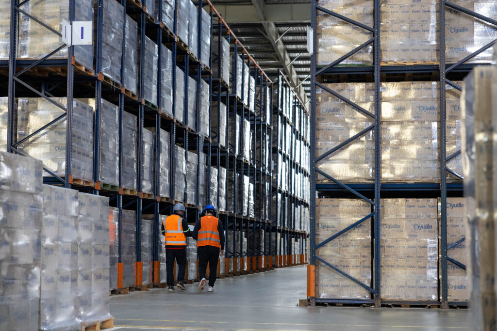 Personal en Bodega del Grupo Ayudin retratados por equipo profesional de fotografos Personal en Bodega del Grupo Ayudin retratados por equipo profesional de fotografos