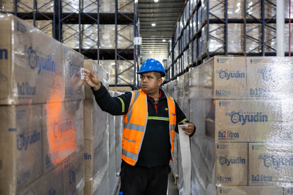 Profesional de Grupo Ayudin trabajando - Retrato fotografico empresarial Profesional de Grupo Ayudin trabajando - Retrato fotografico empresarial