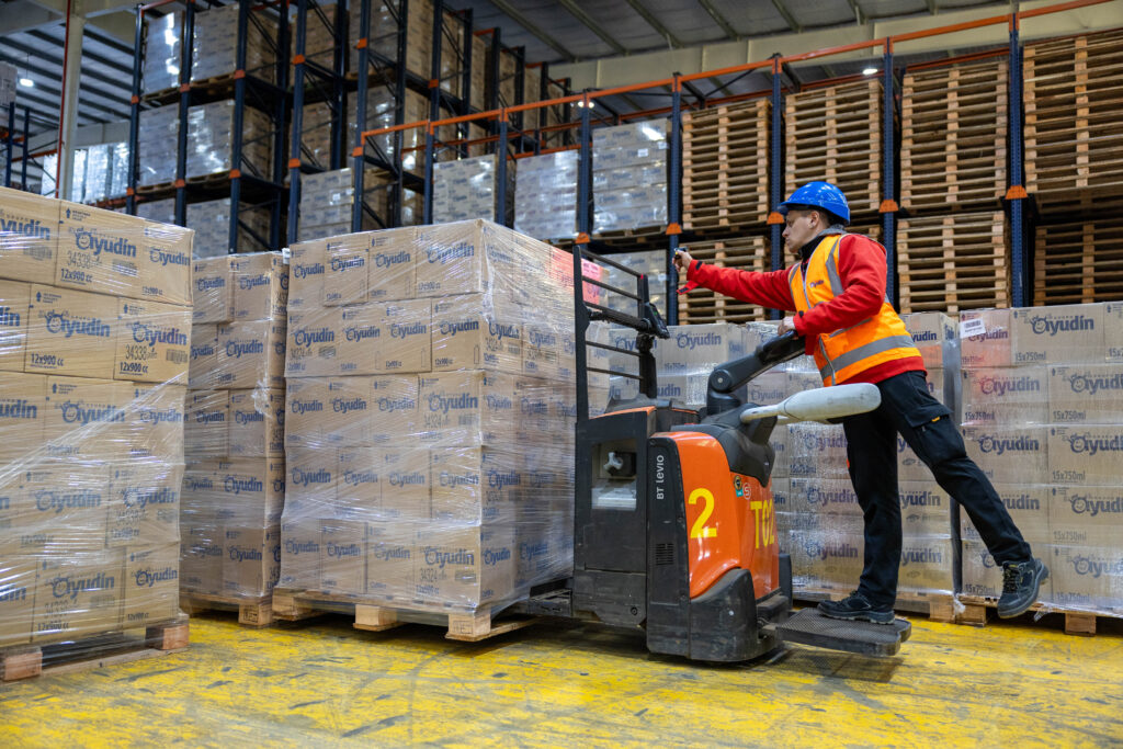 Profesional de Grupo Ayudin trabajando - Retrato fotografico empresarial Profesional de Grupo Ayudin trabajando - Retrato fotografico empresarial