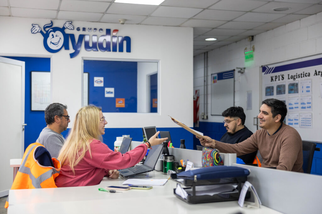 Profesional de Grupo Ayudin trabajando - Retrato fotografico empresarial Profesional de Grupo Ayudin trabajando - Retrato fotografico empresarial