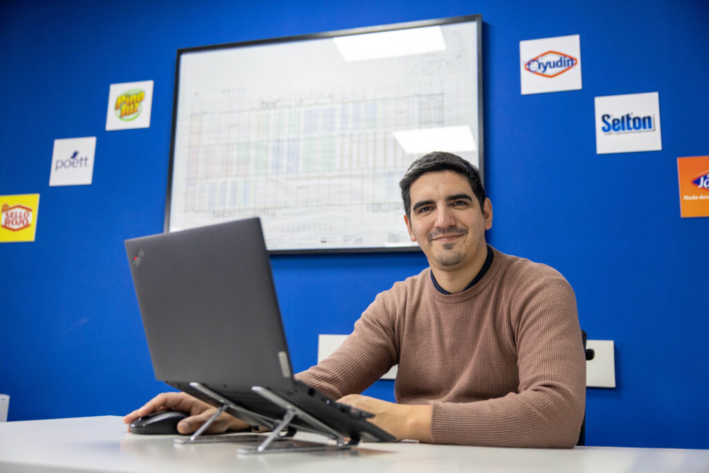 Profesional de Grupo Ayudin trabajando - Retrato fotografico empresarial Profesional de Grupo Ayudin trabajando - Retrato fotografico empresarial