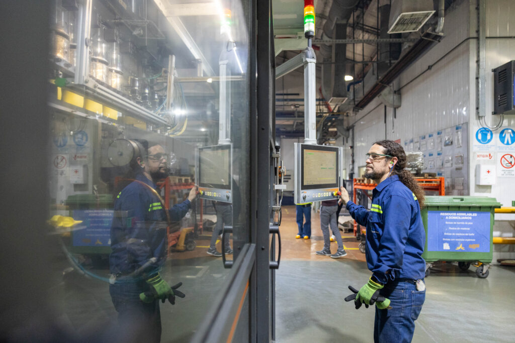 Fotografías del Grupo Ayudín en planta de fabricación con productos Ayudín Lavandina con realización de productora audiovisual con fotografías profesionales institucionales Fotografías del Grupo Ayudín en planta de fabricación con productos Ayudín Lavandina con realización de productora audiovisual con fotografías profesionales institucionales