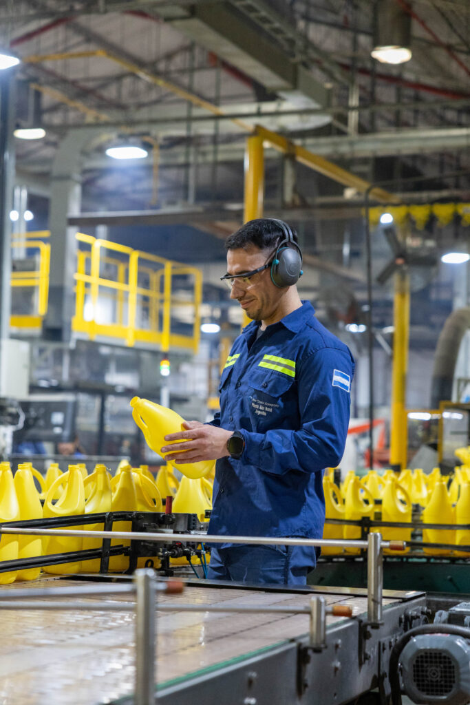 Fotografías del Grupo Ayudín en planta de fabricación con productos Ayudín Lavandina con realización de productora audiovisual con fotografías profesionales institucionales Fotografías del Grupo Ayudín en planta de fabricación con productos Ayudín Lavandina con realización de productora audiovisual con fotografías profesionales institucionales