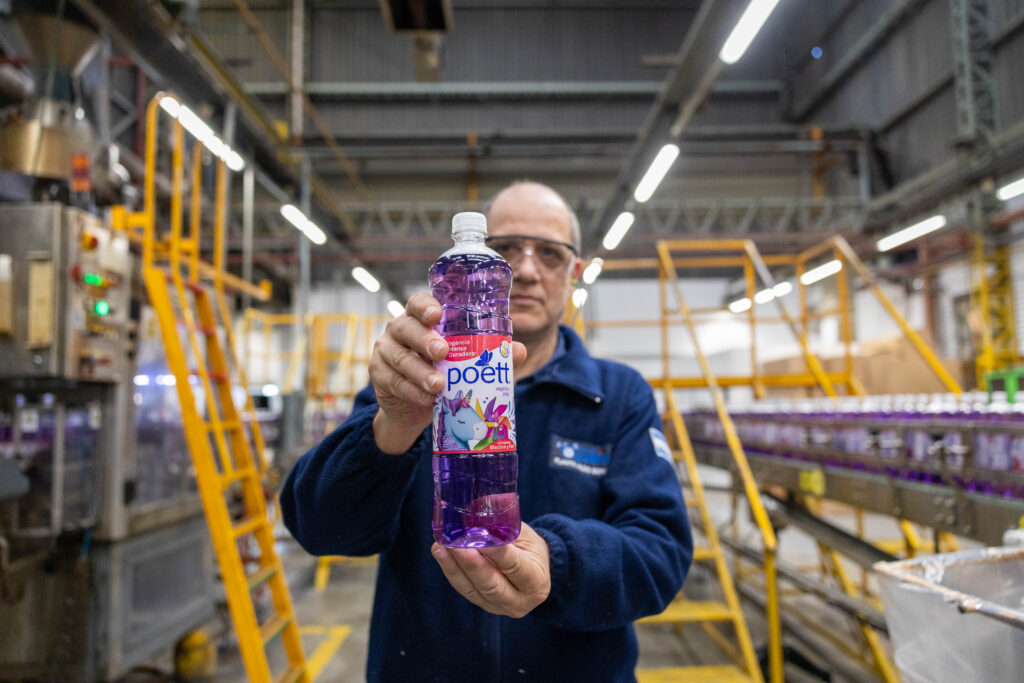 Fotografías del Grupo Ayudín en planta de fabricación con productos Ayudín Lavandina con realización de productora audiovisual con fotografías profesionales institucionales Fotografías del Grupo Ayudín en planta de fabricación con productos Ayudín y Poett Lavandina con realización de productora audiovisual con fotografías profesionales institucionales