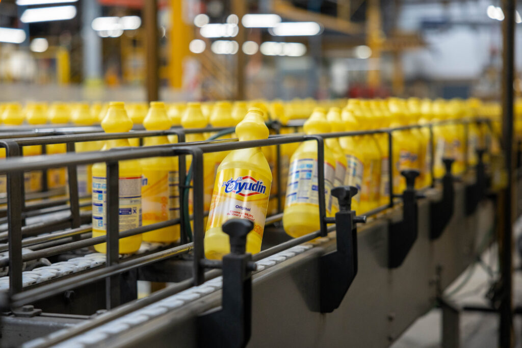 Fotografías del Grupo Ayudín en planta de fabricación con productos Ayudín Lavandina con realización de productora audiovisual con fotografías profesionales institucionales Fotografías del Grupo Ayudín en planta de fabricación con productos Ayudín Lavandina con realización de productora audiovisual con fotografías profesionales institucionales