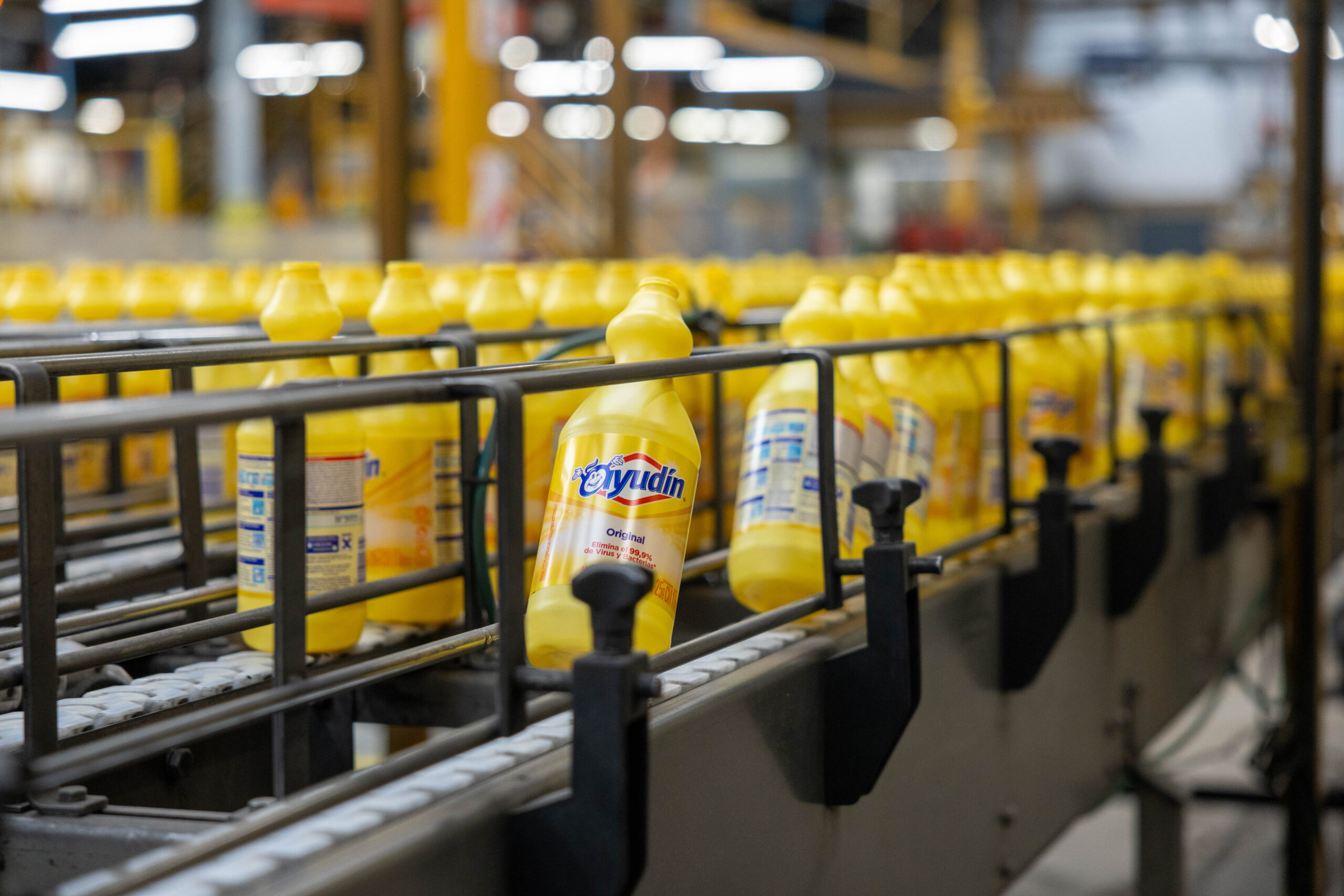 Fotografías del Grupo Ayudín en planta de fabricación con productos Ayudín Lavandina con realización de productora audiovisual con fotografías profesionales institucionales