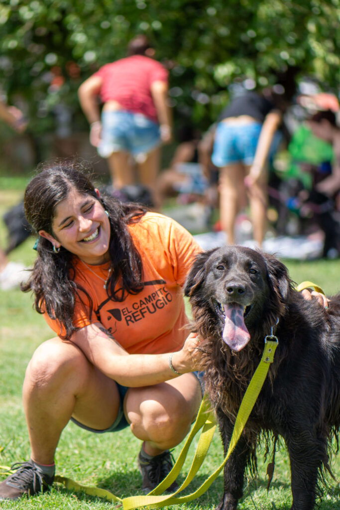 Voluntaria del Refugio El Campito en una visita fotografiada por Agencia de Marketing Digital Voluntaria del Refugio El Campito en una visita fotografiada por Agencia de Marketing Digital