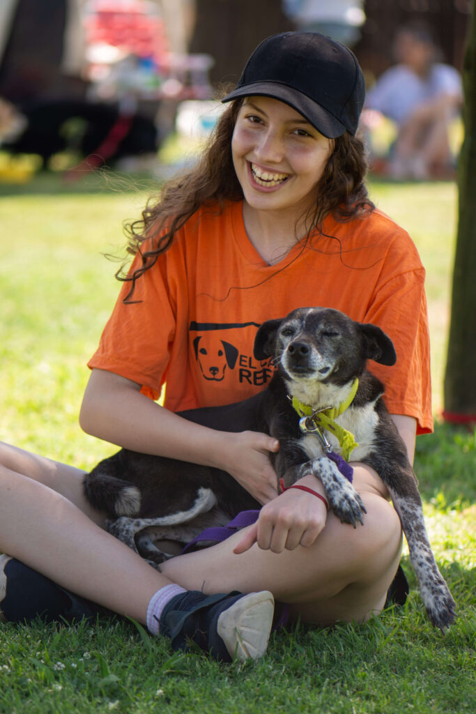Voluntario del Refugio El Campito con un perro viejito Voluntario del Refugio El Campito con un perro viejito