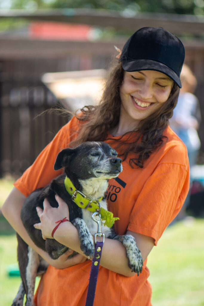 Voluntario del Refugio El Campito con un perro viejito Voluntario del Refugio El Campito con un perro viejito
