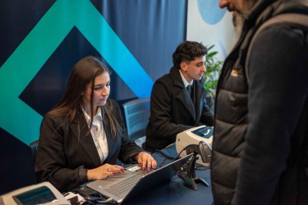 Cobertura de evento corporativo con speaker para software B2B para corporativos