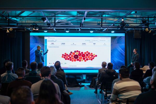 Cobertura de evento corporativo con speaker para software B2B para corporativos
