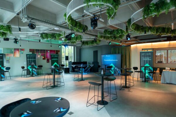 Cobertura de evento corporativo con speaker para software B2B para corporativos