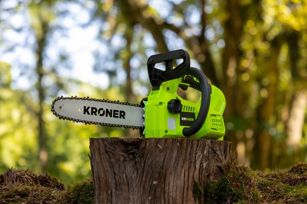 JMC13156 (1) Motosierra Kroner de batería apoyada sobre tronco en entorno forestal