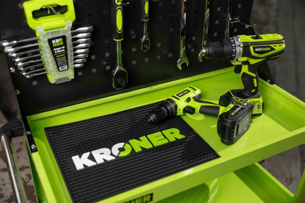 JMC36240-41 Llave de impacto Kroner sobre alfombra de taller con herramientas de fondo