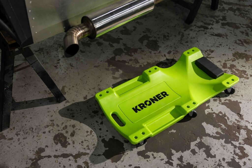 JMC36276-47 Detalle de la cama deslizante Kroner apoyada en el piso del taller