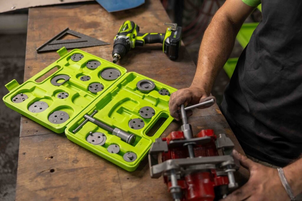 JMC36836-Editar-2 Kit retractor de pistones de freno Kroner abierto sobre la mesa de trabajo